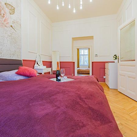 Colorful Wenceslas Square Apartment Прага Екстериор снимка