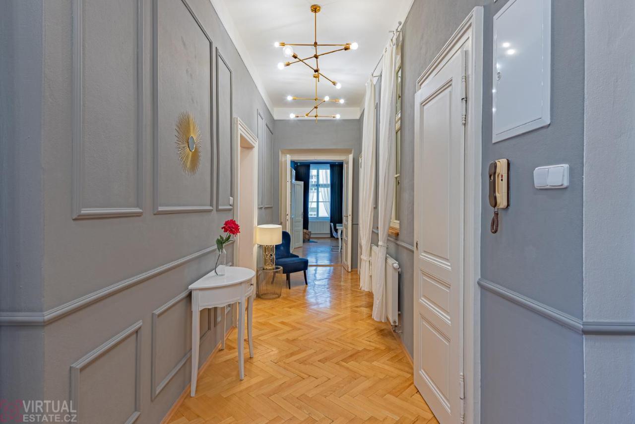 Colorful Wenceslas Square Apartment Прага Екстериор снимка