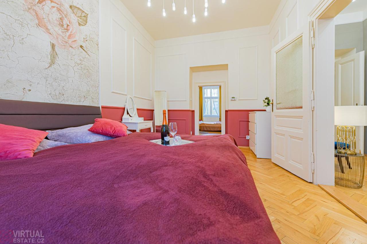 Colorful Wenceslas Square Apartment Прага Екстериор снимка
