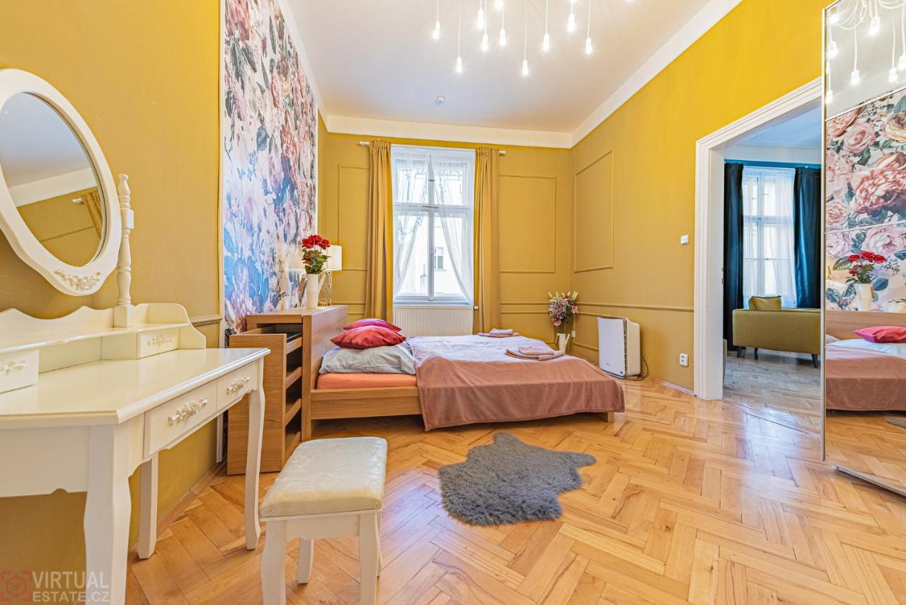 Colorful Wenceslas Square Apartment Прага Екстериор снимка