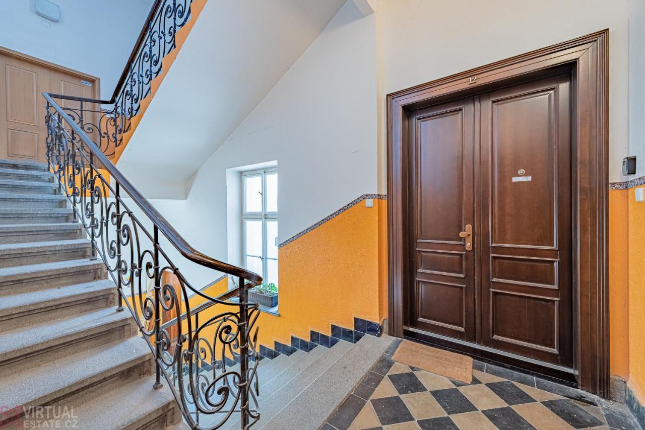 Colorful Wenceslas Square Apartment Прага Екстериор снимка