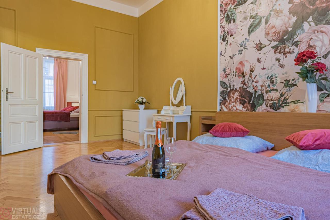 Colorful Wenceslas Square Apartment Прага Екстериор снимка
