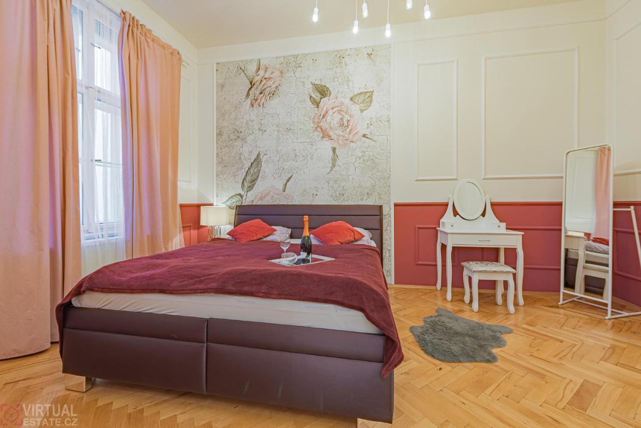 Colorful Wenceslas Square Apartment Прага Екстериор снимка
