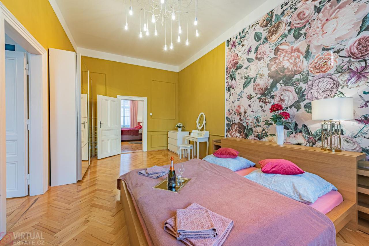 Colorful Wenceslas Square Apartment Прага Екстериор снимка