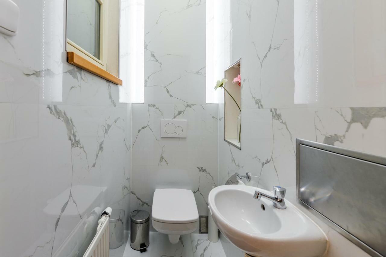 Colorful Wenceslas Square Apartment Прага Екстериор снимка